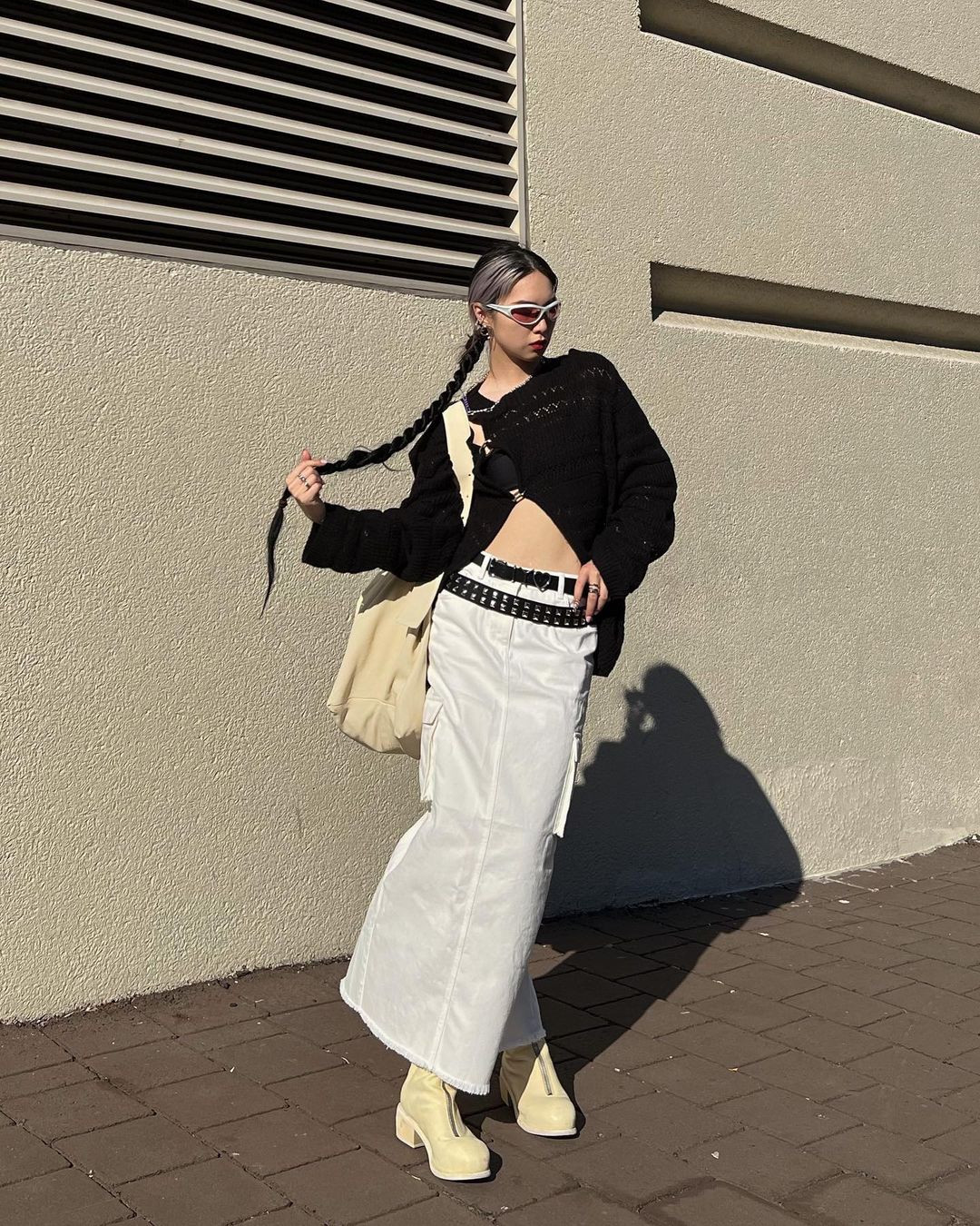 Cách mix-match phổ biến được các tín đồ thời trang ưa chuộng là double-belt, phối thắt lưng đôi cùng chất liệu.