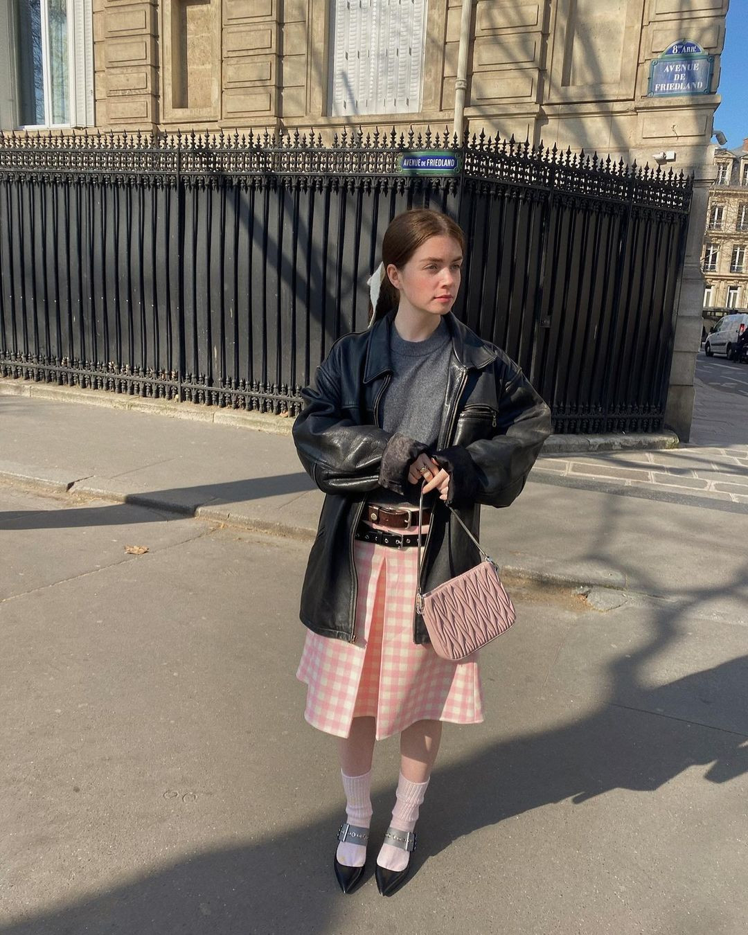 Kiểu phối thắt lưng có thể tạo nên cú &quot;quay xe&quot; bất ngờ cho tổng thể diện mạo. Cô bạn này nhấn nhá thắt lưng, áo khoác da cùng giày mũi nhọn cá tính cho trang phục nữ tính.