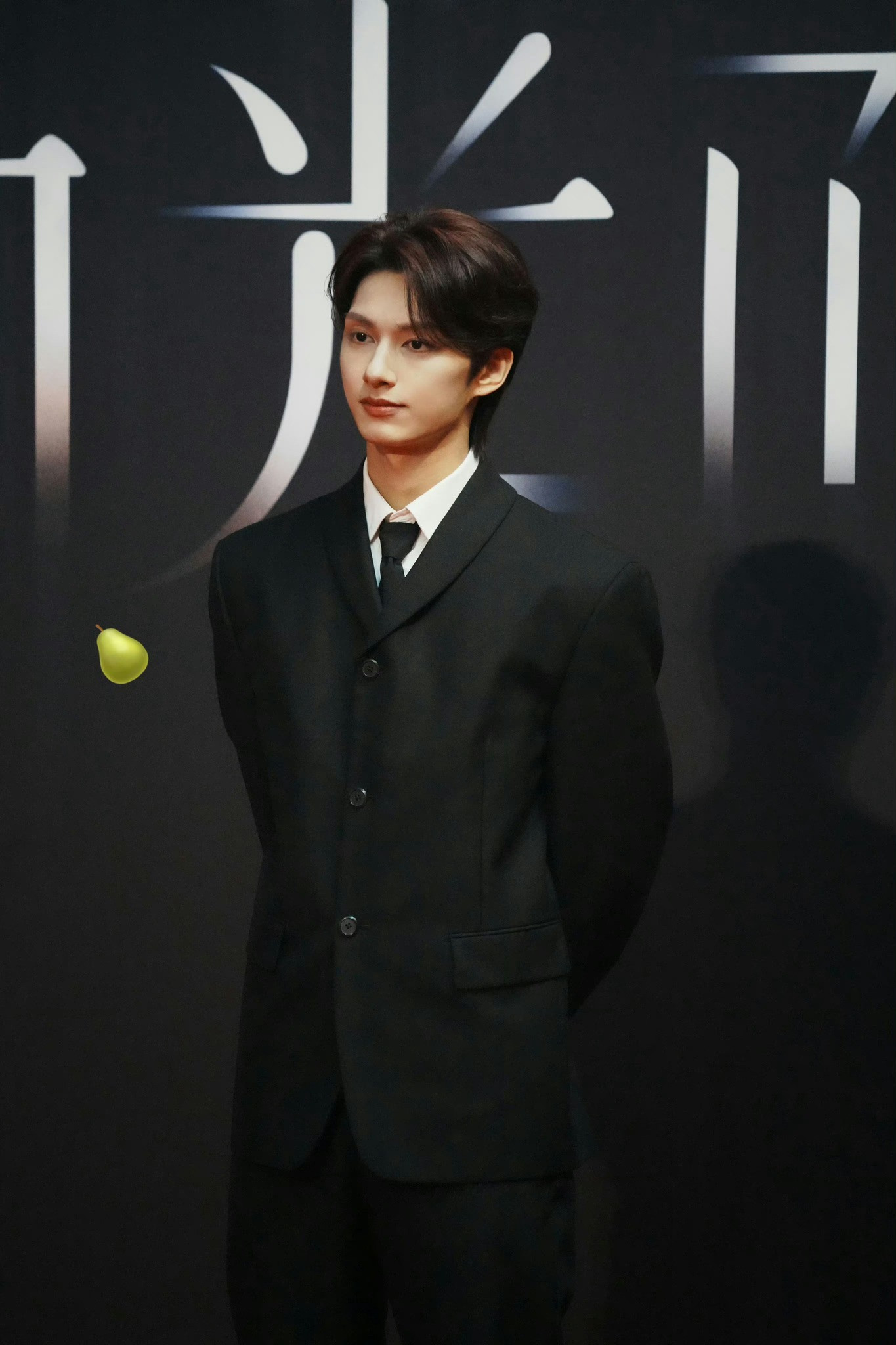 Văn Tuấn Huy (Jun - SEVENTEEN) nam tính với suit đen tại thảm đỏ. Nam idol nhận giải Ngôi sao đột phá của năm tại sự kiện.