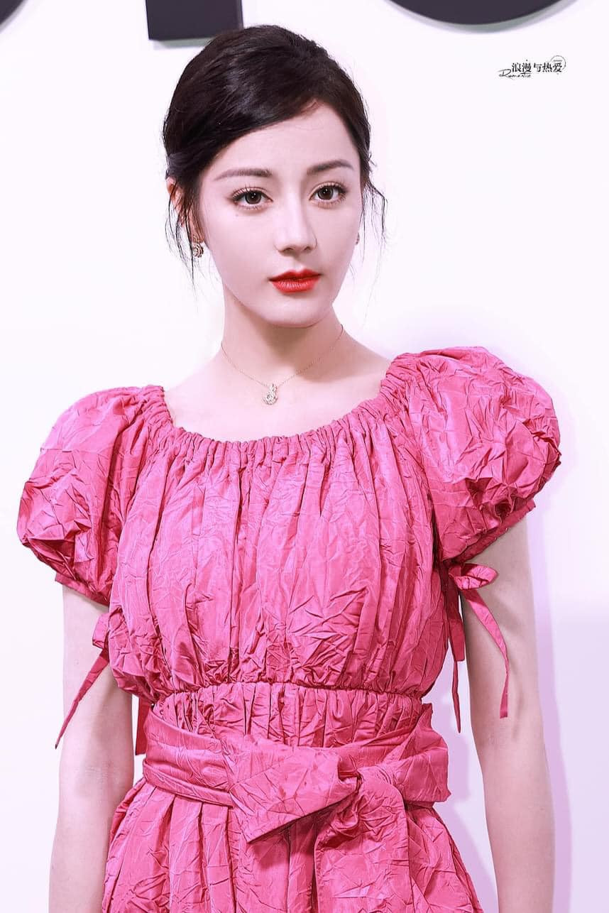 Đại diện toàn cầu dòng sản phẩm make-up và nước hoa của thương hiệu Dior xuất hiện với nhan sắc ngọt ngào trong thiết kế váy hồng.