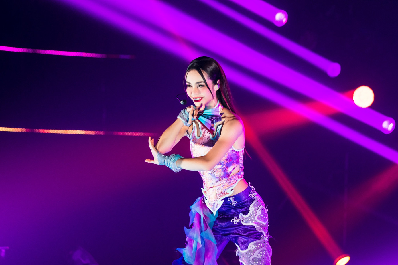 Mlee diện thiết kế lấy cảm hứng từ hình tượng cá chép hóa rồng. Trang phục kết hợp chất liệu truyền thống cùng các xu hướng thịnh hành là tác phẩm của NTK Quách Đắc Thắng. Mlee diện thiết kế lấy cảm hứng từ hình tượng cá chép hóa rồng. Trang phục kết hợp chất liệu truyền thống cùng các xu hướng thịnh hành là tác phẩm của NTK Quách Đắc Thắng.