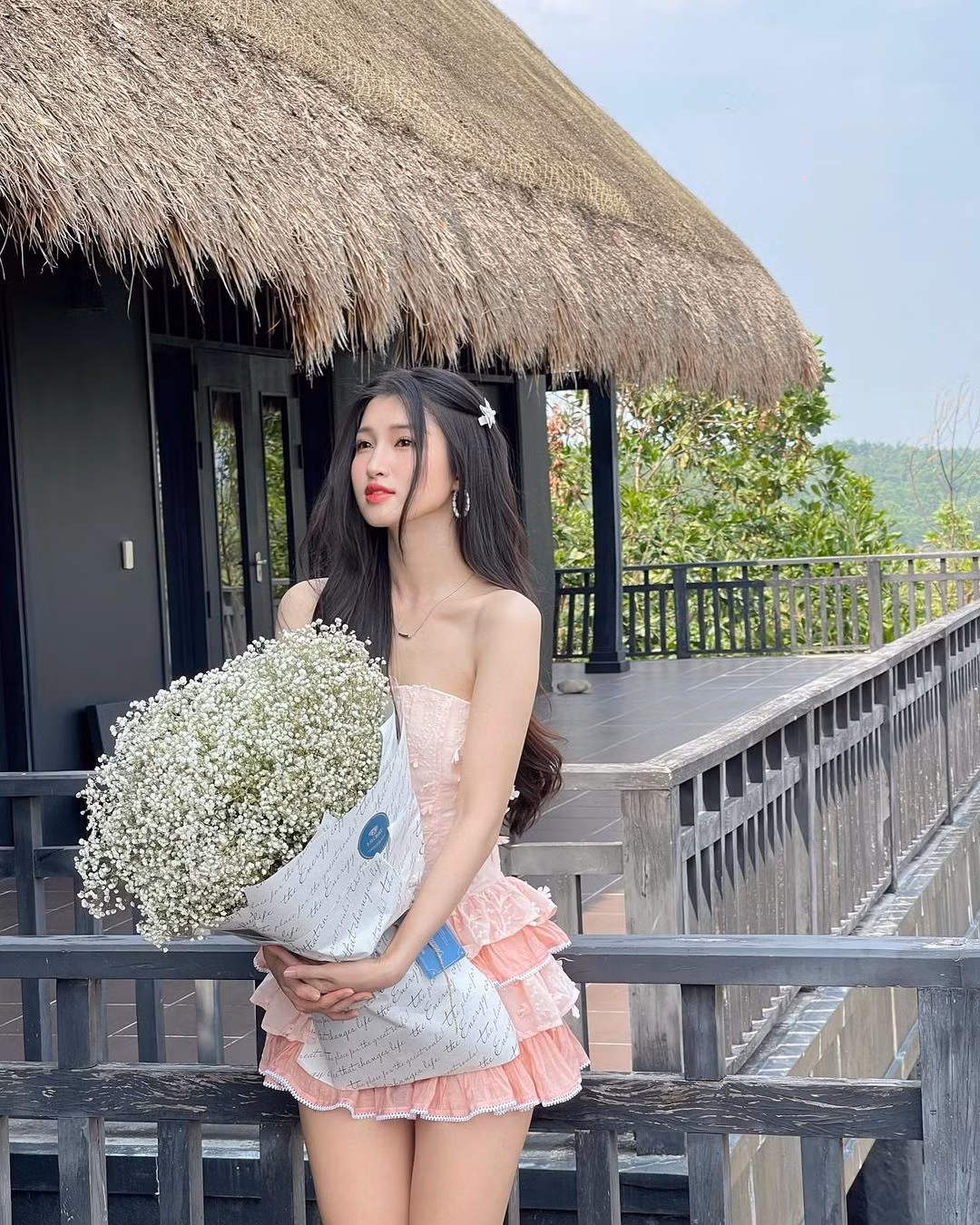 Á hậu Phương Nhi "ghi điểm" với phong cách công chúa, ngọt ngào.