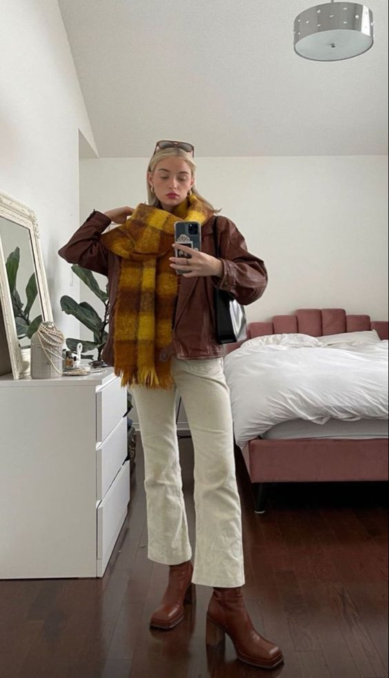 Một chiếc khăn choàng với họa tiết nổi bật sẽ là món phụ kiện ấn tượng giúp nâng tầm trang phục của bạn trong thời tiết mùa Đông.