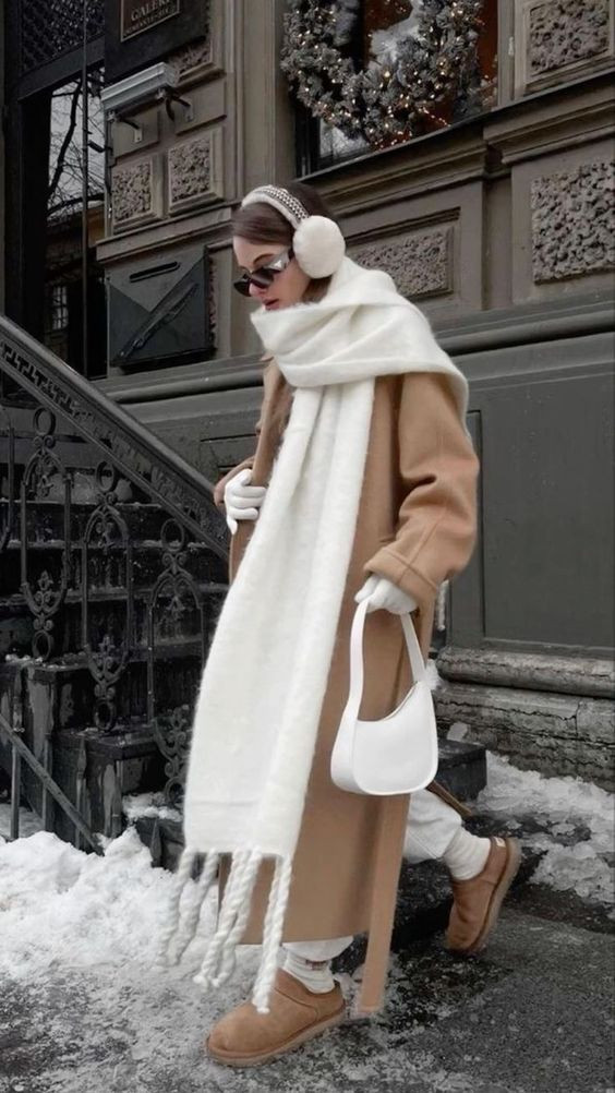 Nếu bạn theo đuổi phong cách “giàu ngầm” đang thịnh hành, một chiếc khăn choàng to bản màu sắc trung tính sẽ là lựa chọn phù hợp.