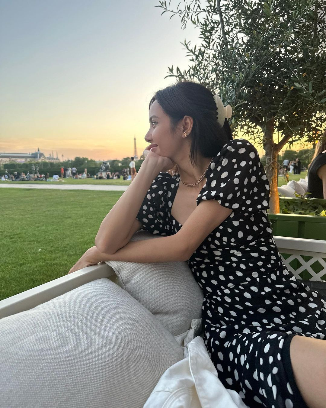 Chiếc váy chấm bi kết hợp cùng phụ kiện tone vàng, kiểu tóc kẹp nửa đầu tạo ra diện mạo &quot;gây thương nhớ&quot; của nữ idol Thái Lan.