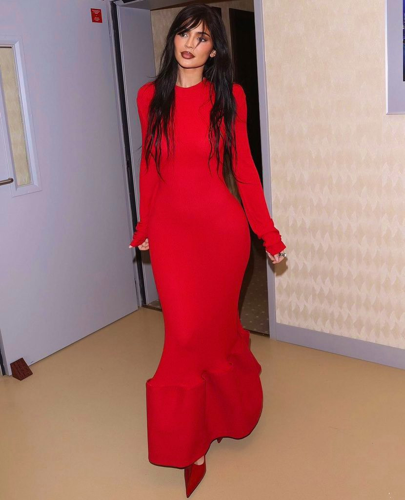 Được biết, trang phục của nữ tỷ phú được nhà mốt thiết kế dành riêng cho cô. Được biết, trang phục của nữ tỷ phú được nhà mốt thiết kế dành riêng cho cô.