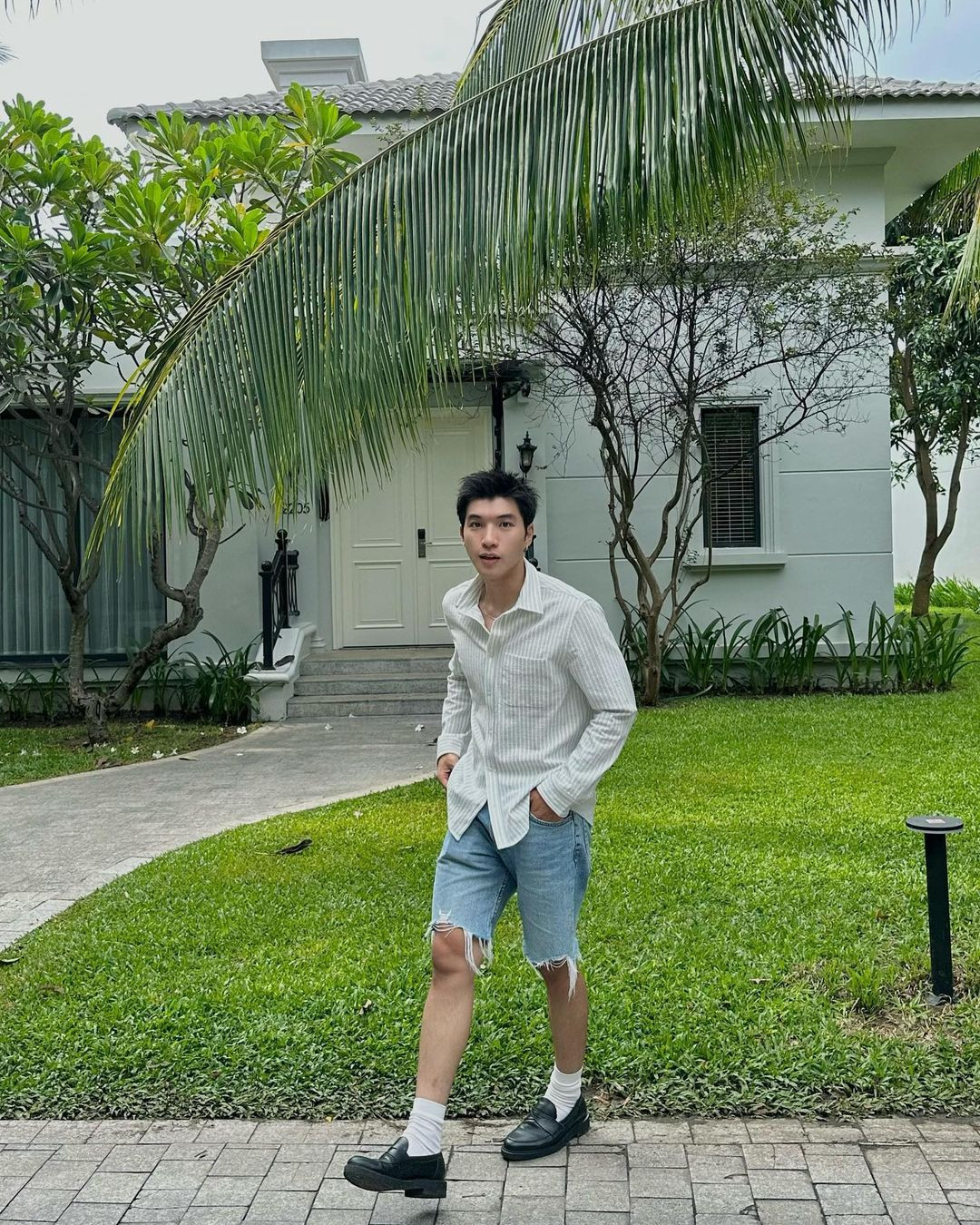 HIEUTHUHAI diện mốt Wrong Shoes Theory, phá cách trang phục với đôi loafer chất liệu da.