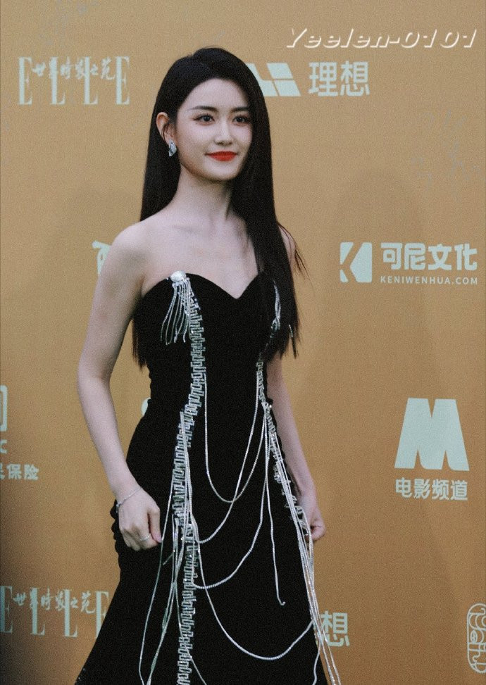 Diễn viên nhí một thời Tưởng Y Y "ghi điểm" với sắc vóc cuốn hút trong thiết kế cúp ngực. Diễn viên nhí một thời Tưởng Y Y "ghi điểm" với sắc vóc cuốn hút trong thiết kế cúp ngực.