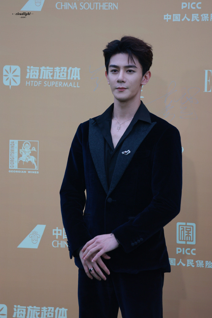 Hạ Chi Quang (cựu thành viên R1SE) diện suit nhung. Hạ Chi Quang (cựu thành viên R1SE) diện suit nhung.