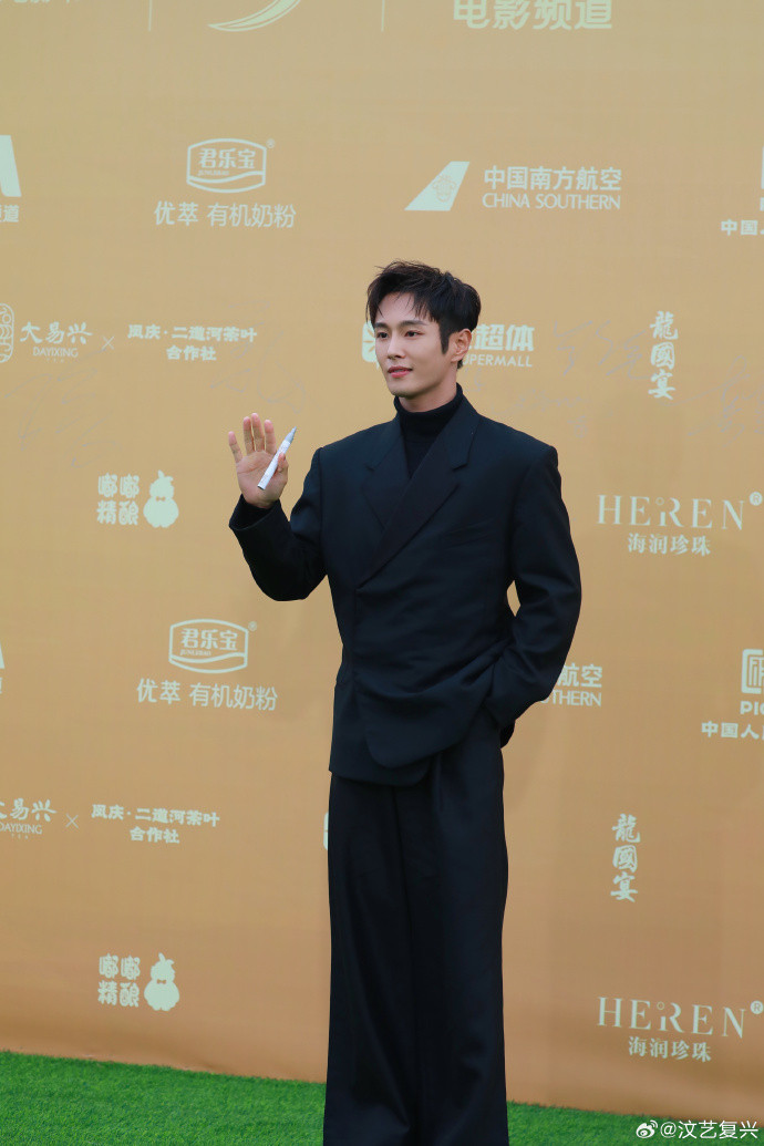 Lý Vấn Hàn phong độ trong bộ suit đến từ thương hiệu Dunhill. Lý Vấn Hàn phong độ trong bộ suit đến từ thương hiệu Dunhill.