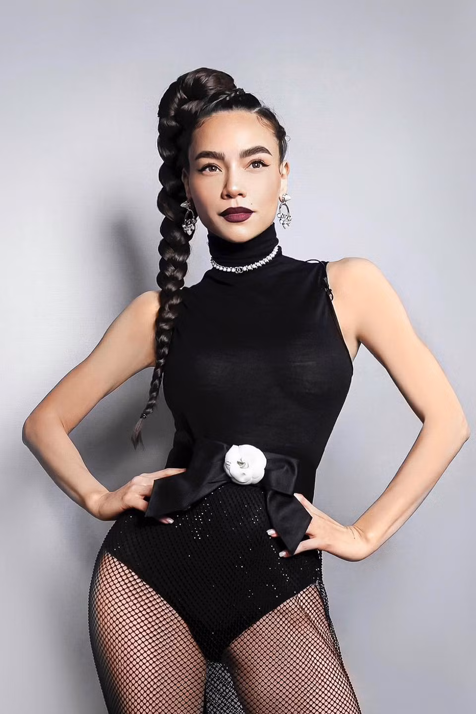 Hà Hồ "ghi điểm" với chi tiết nơ hoa trà, cân đối cho tổng thể trang phục.