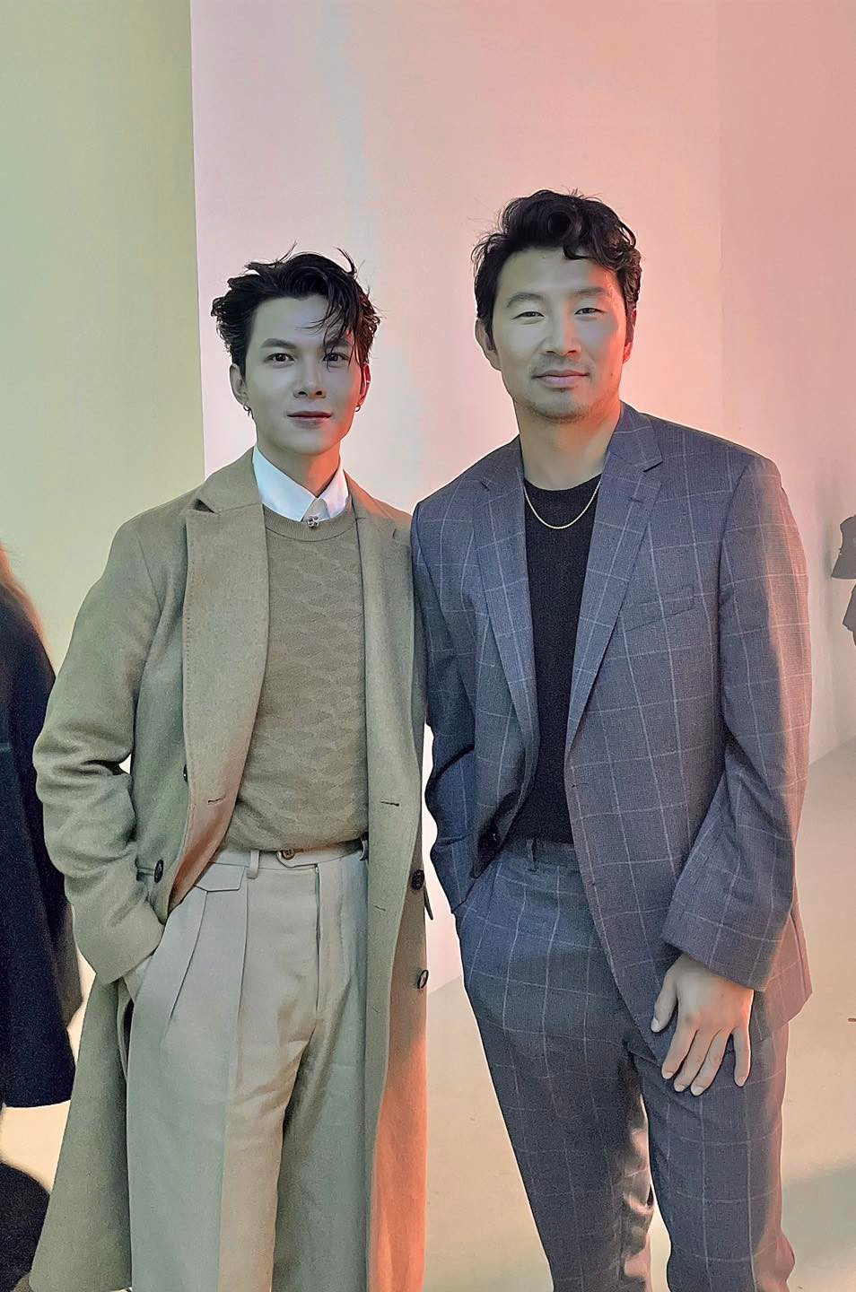 Anh Tú chụp hình cùng "Shang-Chi" Simi Liu.