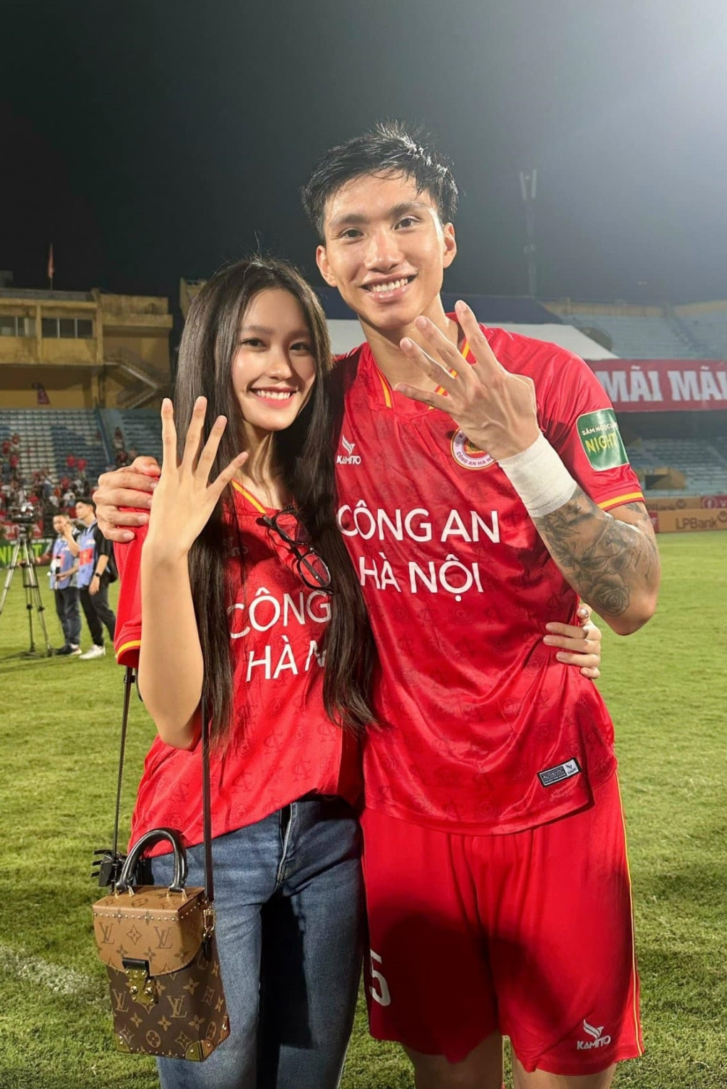 Hải My ăn mừng cùng bạn trai khi CLB Công an Hà Nội vô địch V-League 2023. Hải My ăn mừng cùng bạn trai khi CLB Công an Hà Nội vô địch V-League 2023.