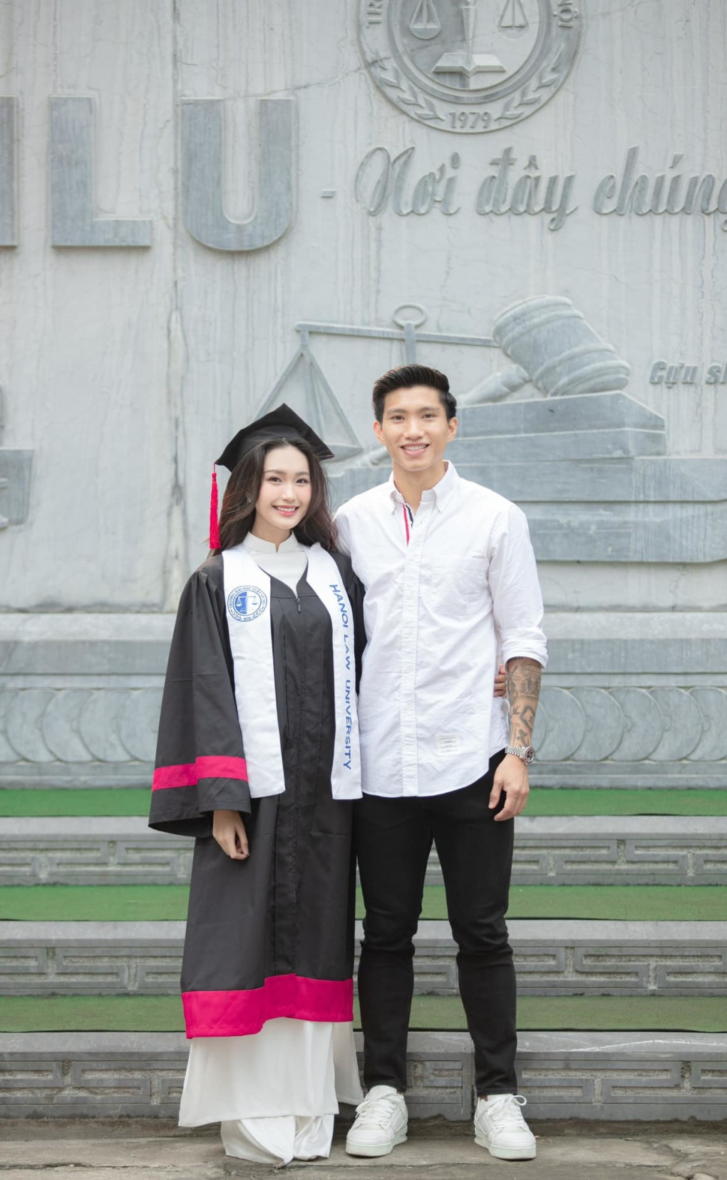 Văn Hậu tham dự lễ tốt nghiệp của bạn gái tại Đại học Luật Hà Nội. Văn Hậu tham dự lễ tốt nghiệp của bạn gái tại Đại học Luật Hà Nội.