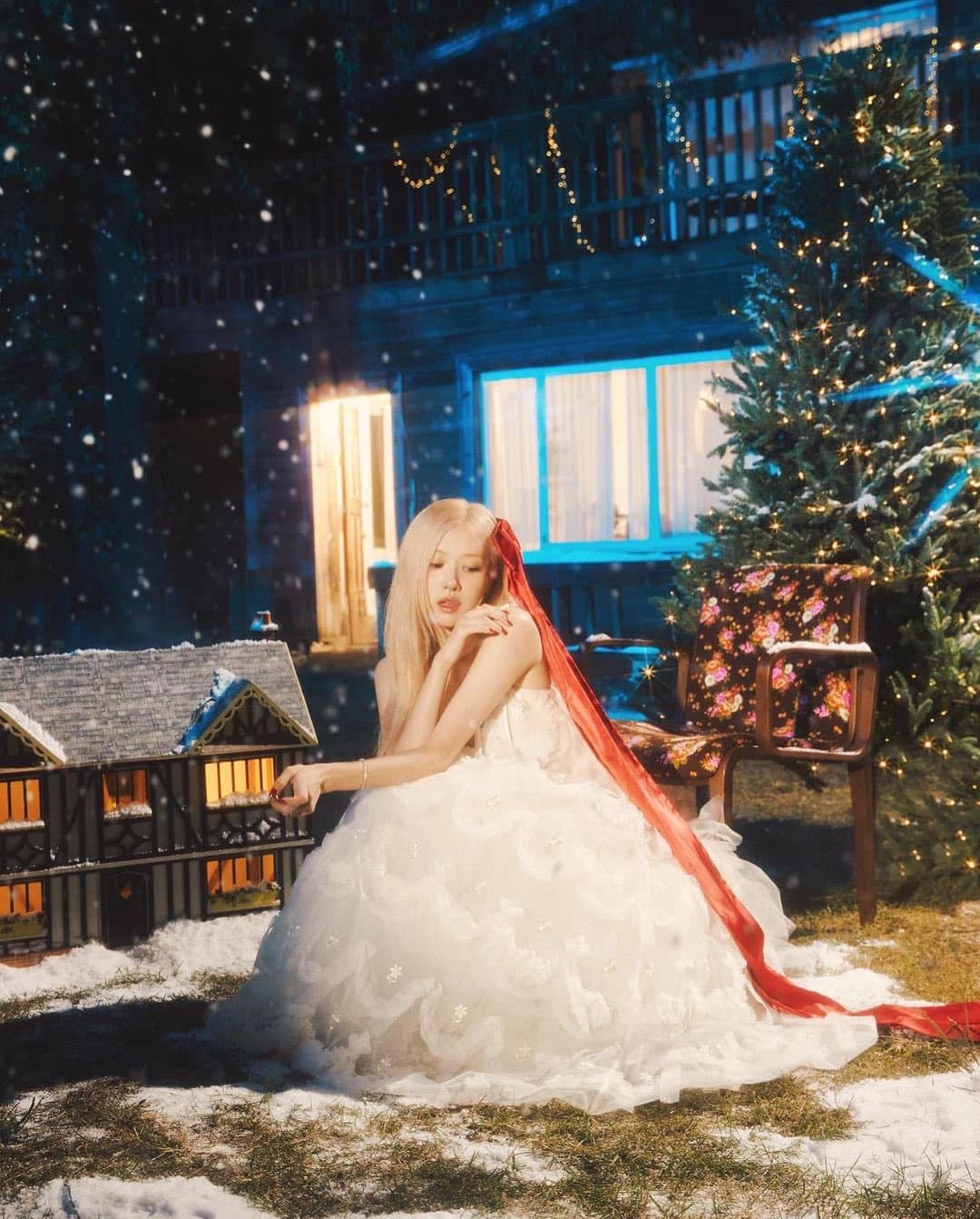 Jang Wonyoung IVE, Rosé BLACPINK nổi bật với nơ đỏ trong các sự kiện dịp cuối năm.