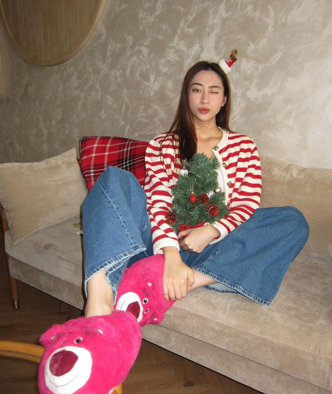 Trong một tạo hình khác, Miss World Vietnam 2019 trẻ trung với cardigan kẻ sọc đỏ - trắng cùng quần jeans.