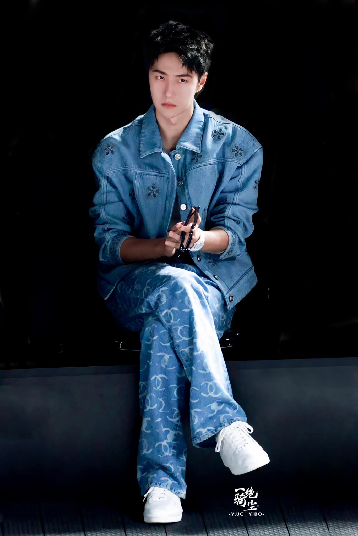 Đại sứ hình tượng thương hiệu Chanel diện set trang phục denim on denim.