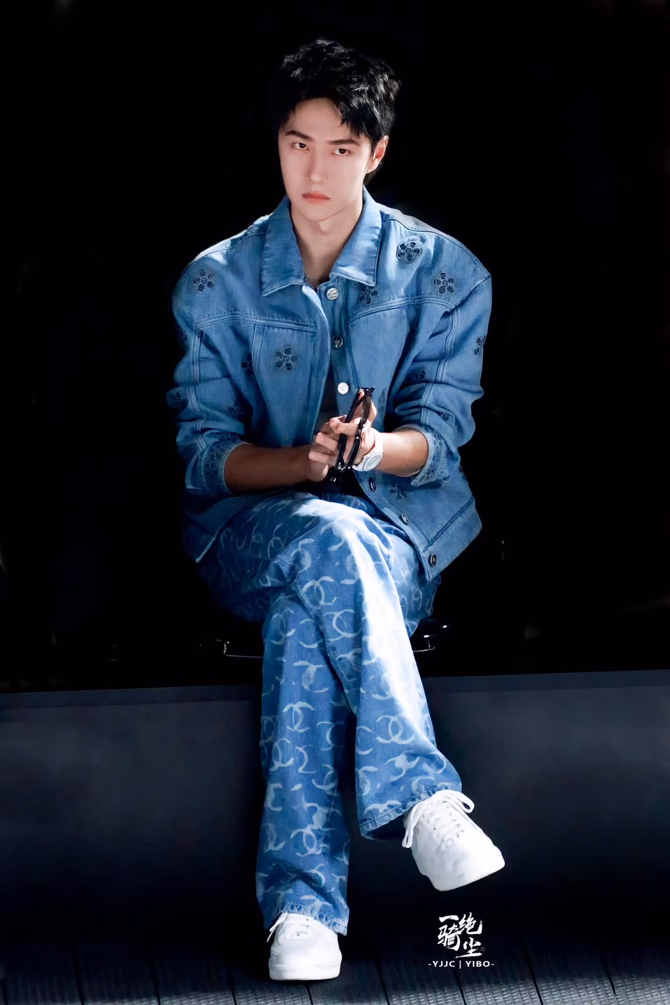 Đại sứ hình tượng thương hiệu Chanel diện set trang phục denim on denim.