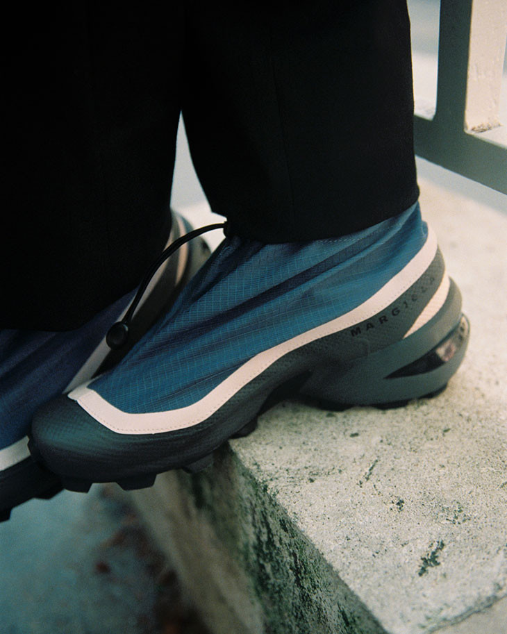 Từ trái sang: Balenciaga, FEAR OF GOD ESSENTIALS, MM6 Maison Margiela. Từ trái sang: Balenciaga, FEAR OF GOD ESSENTIALS, MM6 Maison Margiela.