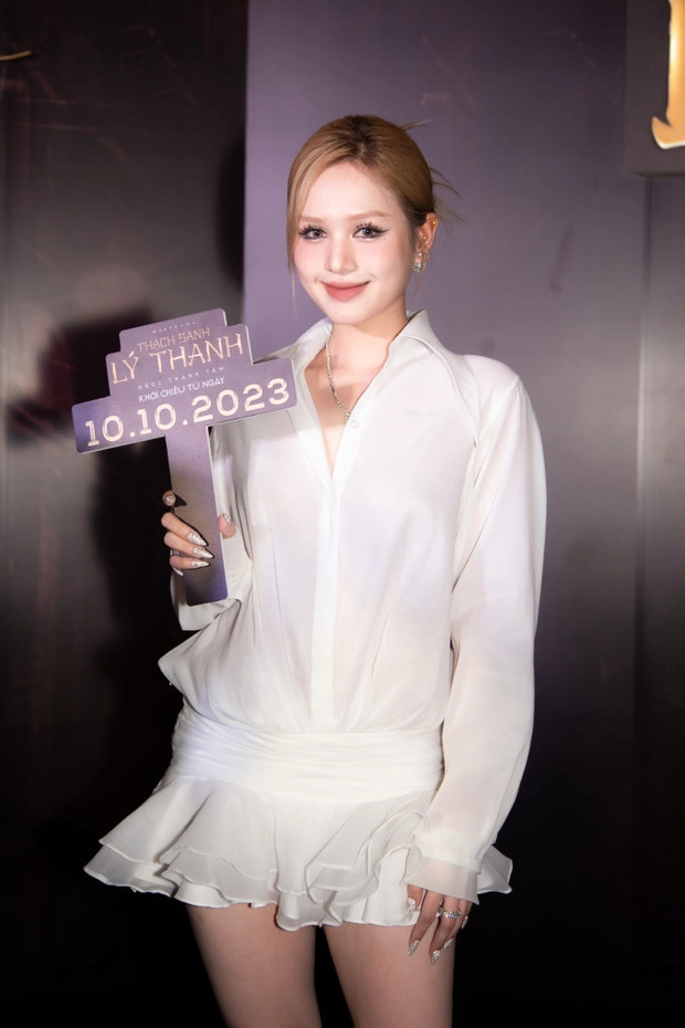 Dù sở hữu chiều cao hạn chế 1m60 so với các nàng hậu, Xoài Non vẫn được cư dân mạng dành nhiều lời khen nhờ nhan sắc ngọt ngào. Dù sở hữu chiều cao hạn chế 1m60 so với các nàng hậu, Xoài Non vẫn được cư dân mạng dành nhiều lời khen nhờ nhan sắc ngọt ngào.