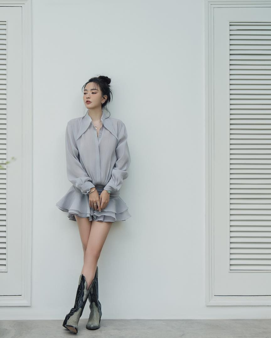 Nữ ca sĩ Bích Phương phối thiết kế đầm sơ mi cùng bốt cao cổ và tóc búi cao gọn gàng. Nữ ca sĩ Bích Phương phối thiết kế đầm sơ mi cùng bốt cao cổ và tóc búi cao gọn gàng.