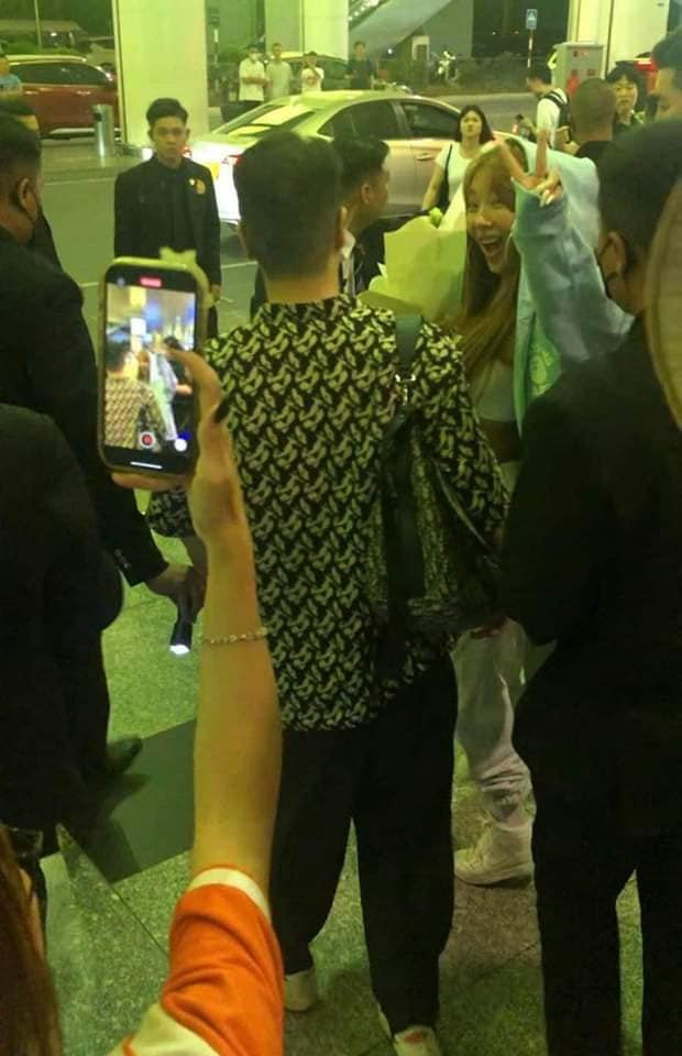 Nữ rapper nhận được nhiều quà từ fan tại sân bay.