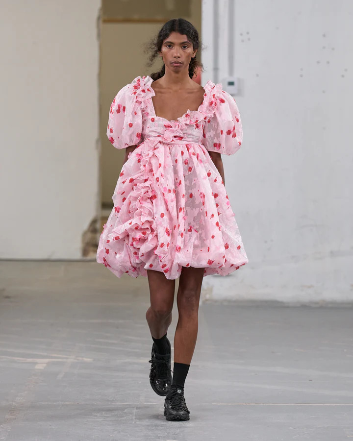 Trên sàn diễn Xuân Hè 2024 của Sandy Liang (dưới), Cecilie Bahnsen (trên) các chi tiết nơ, hoa hồng, ruy băng, bèo nhún phủ sóng mạnh mẽ. Trên sàn diễn Xuân Hè 2024 của Sandy Liang (dưới), Cecilie Bahnsen (trên) các chi tiết nơ, hoa hồng, ruy băng, bèo nhún phủ sóng mạnh mẽ.