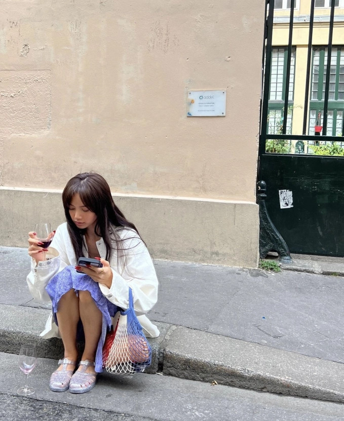 Mẫu dép nhựa trong suốt được Lisa BLACKPINK lăng xê trong các chuyến du lịch. Mẫu dép nhựa trong suốt được Lisa BLACKPINK lăng xê trong các chuyến du lịch.