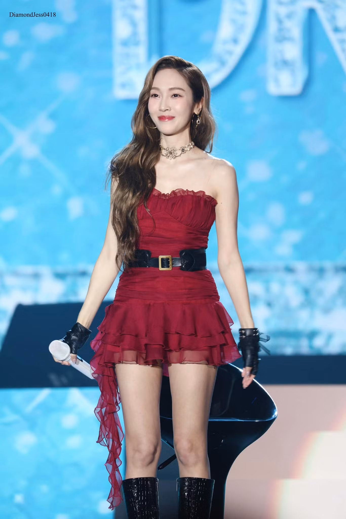 Váy cúp ngực Magna tông đỏ ấn tượng có giá gần 900.000 đồng. Váy cúp ngực Magna tông đỏ ấn tượng có giá gần 900.000 đồng.