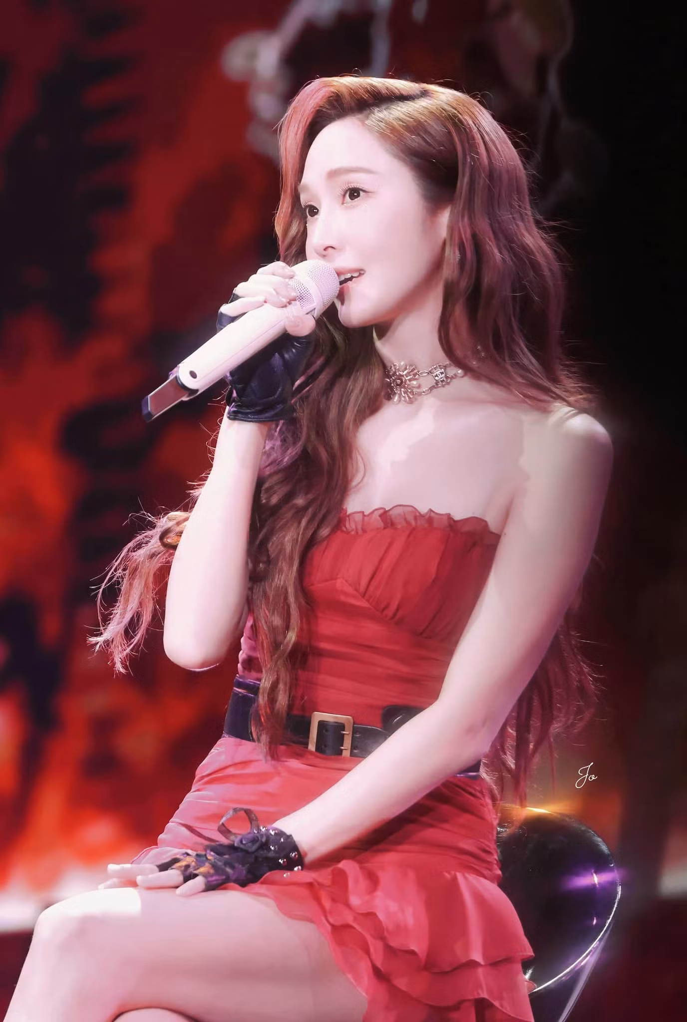 Váy cúp ngực Magna tông đỏ ấn tượng có giá gần 900.000 đồng. Váy cúp ngực Magna tông đỏ ấn tượng có giá gần 900.000 đồng.