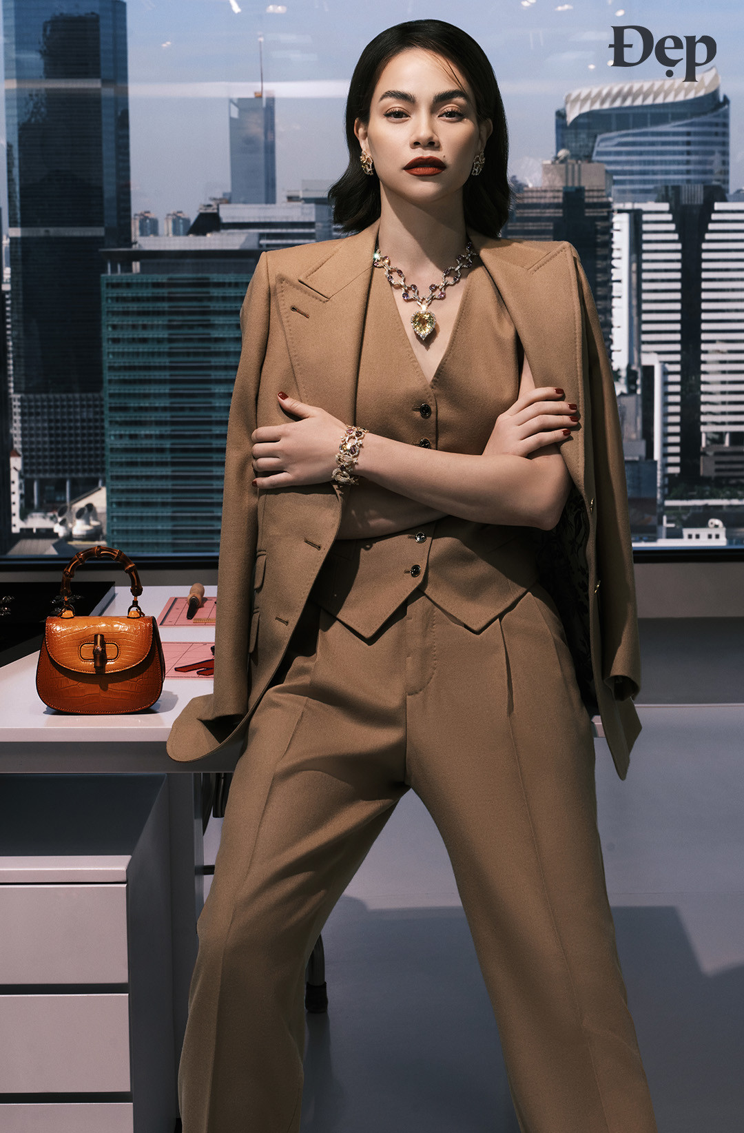 Các "chị đẹp" Tăng Thanh Hà, Hồ Ngọc Hà lên bìa tạp chí cuối năm với phong cách "giàu ngầm", tạo điểm nhấn với trang sức đá quý. Các "chị đẹp" Tăng Thanh Hà, Hồ Ngọc Hà lên bìa tạp chí cuối năm với phong cách "giàu ngầm", tạo điểm nhấn với trang sức đá quý.