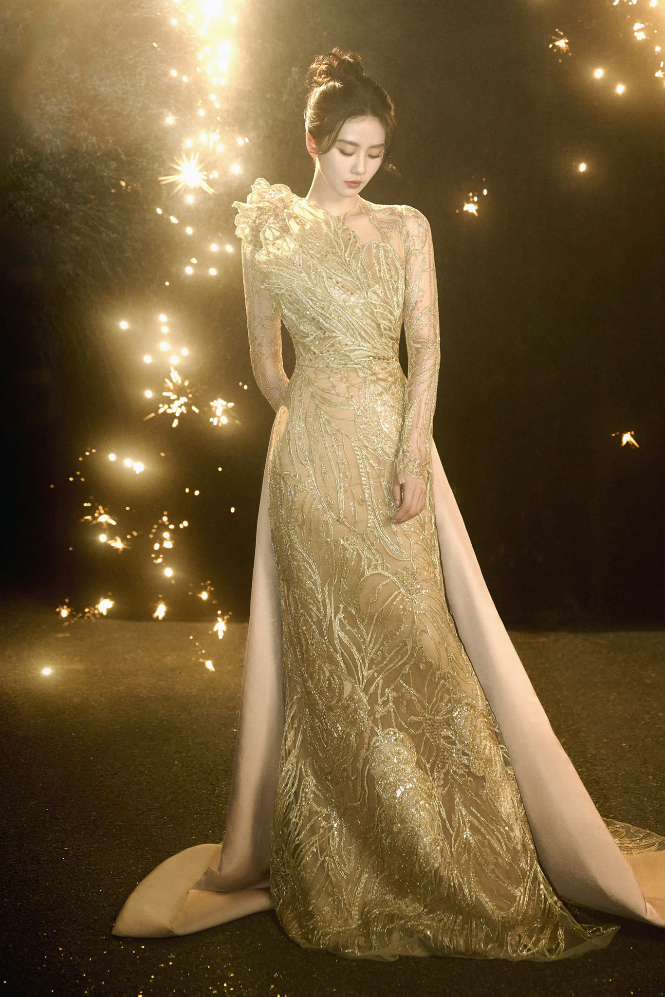 &quot;Chị đẹp&quot; Lưu Thi Thi trong thiết kế váy vàng ánh kim.