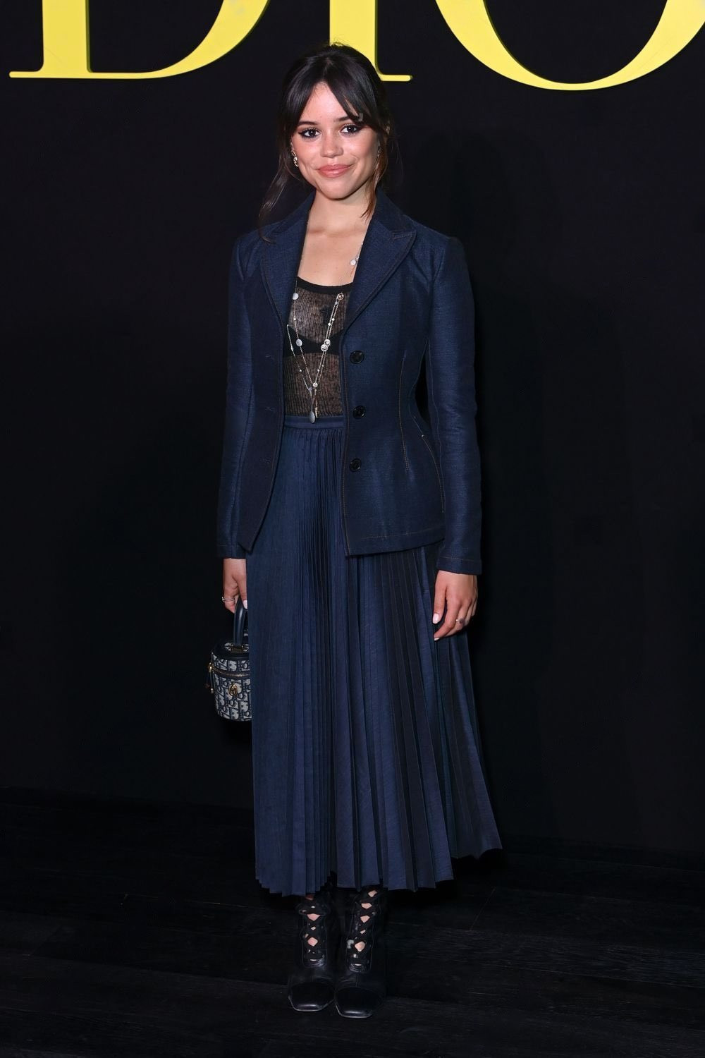 "Cô Tư" Jenna Ortega rạng rỡ tại show diễn Dior. "Cô Tư" Jenna Ortega rạng rỡ tại show diễn Dior.