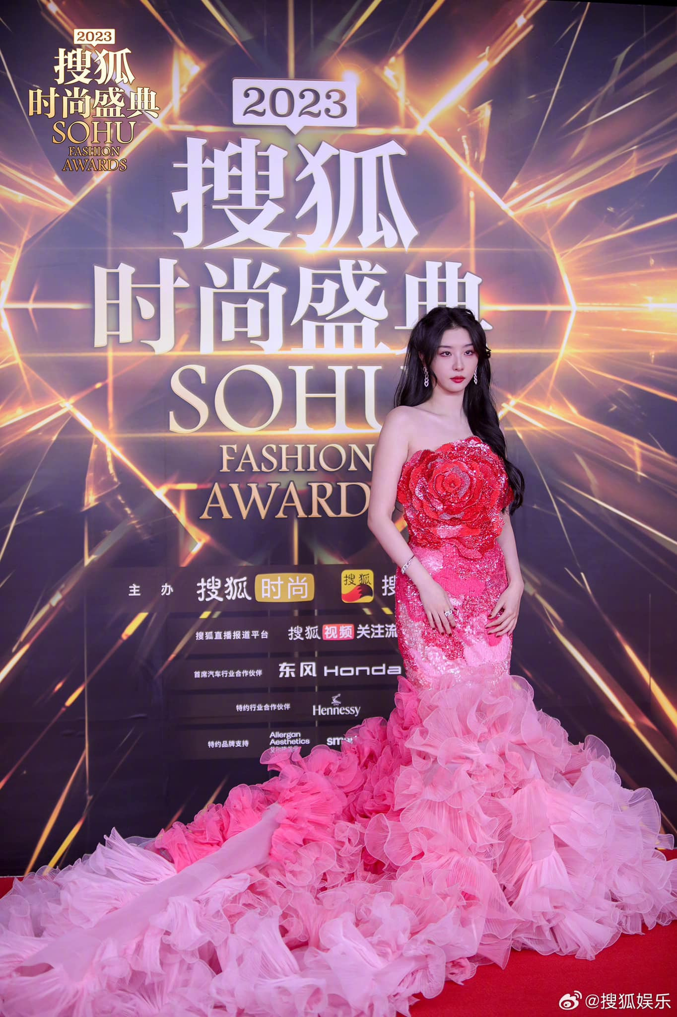 Triệu Tiểu Đường diện đầm dạ hội có thiết kế cầu kì. Một số ý kiến đánh giá kiểu dáng váy có phần lỗi thời, sến sẩm khiến cựu thành viên THE9 lộ nhiều khuyết điểm cơ thể. Triệu Tiểu Đường diện đầm dạ hội có thiết kế cầu kì. Một số ý kiến đánh giá kiểu dáng váy có phần lỗi thời, sến sẩm khiến cựu thành viên THE9 lộ nhiều khuyết điểm cơ thể.