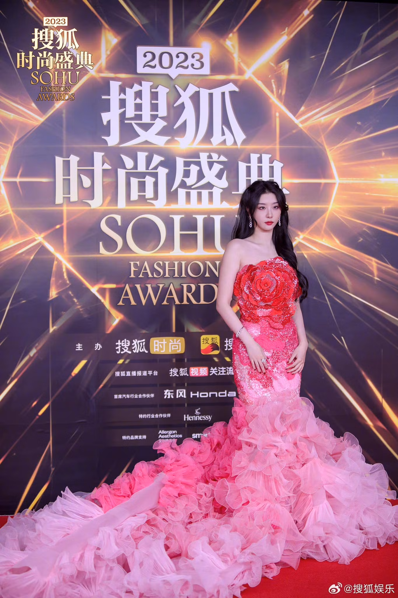 Triệu Tiểu Đường diện đầm dạ hội có thiết kế cầu kì. Một số ý kiến đánh giá kiểu dáng váy có phần lỗi thời, sến sẩm khiến cựu thành viên THE9 lộ nhiều khuyết điểm cơ thể.