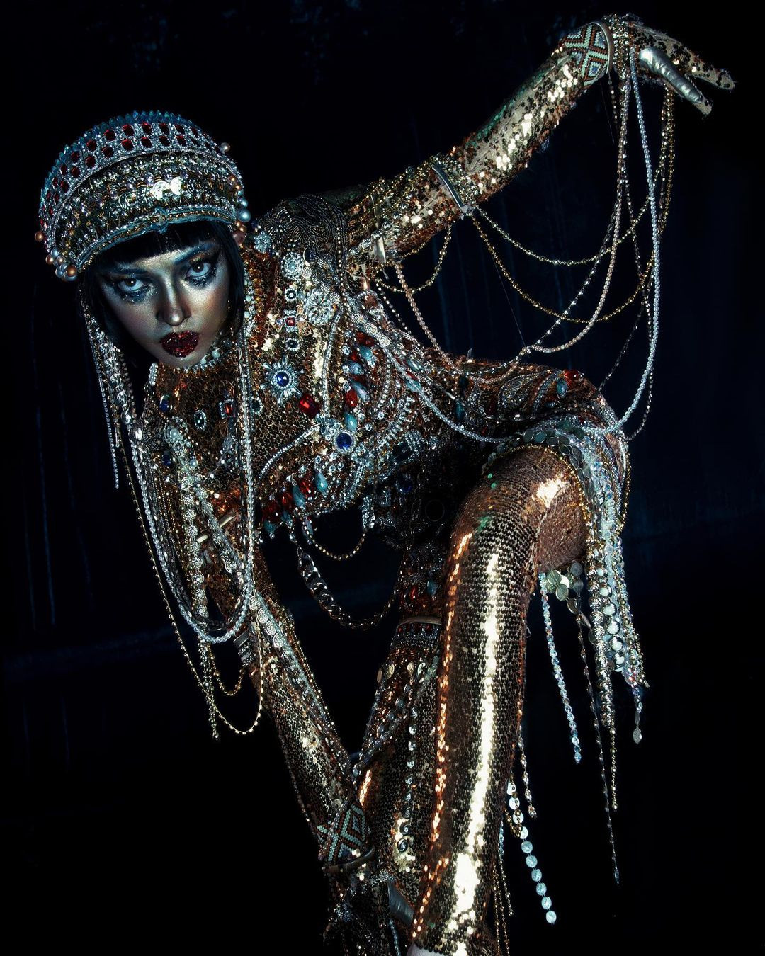 Châu Bùi gây ấn tượng mạnh với tạo hình nàng Siren (Golden Woman) trong Jibaro.