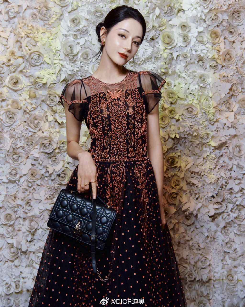 Tạo hình sang trọng khác của Nhiệt Ba khi dự sự kiện thuộc khuôn khổ Paris Fashion Week.