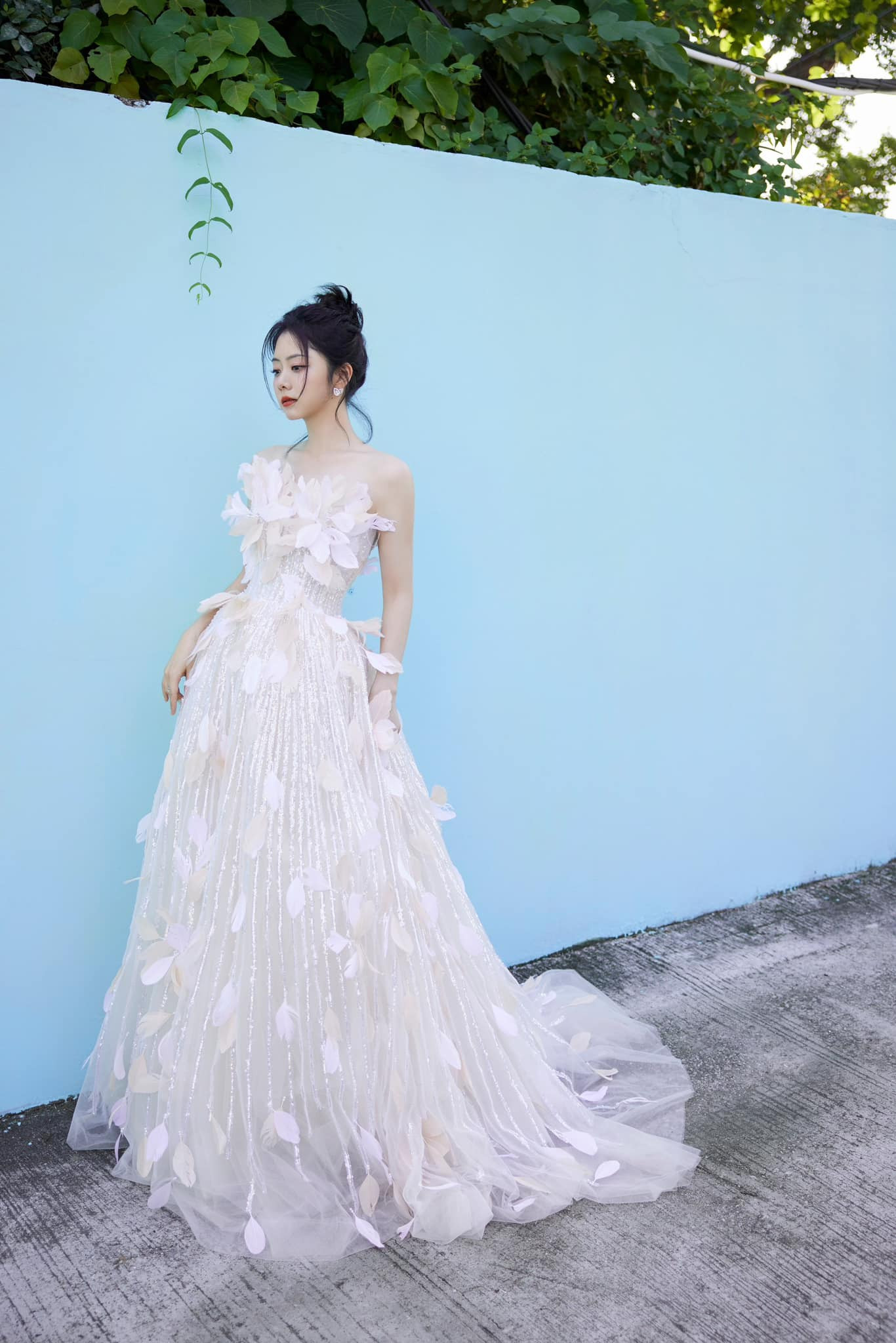 Đàm Tùng Vận lựa chọn thiết kế đính lông vũ trắng của Hacchic Couture tham dự Đêm hội Gào Thét IQIYI 2023. Đàm Tùng Vận lựa chọn thiết kế đính lông vũ trắng của Hacchic Couture tham dự Đêm hội Gào Thét IQIYI 2023.