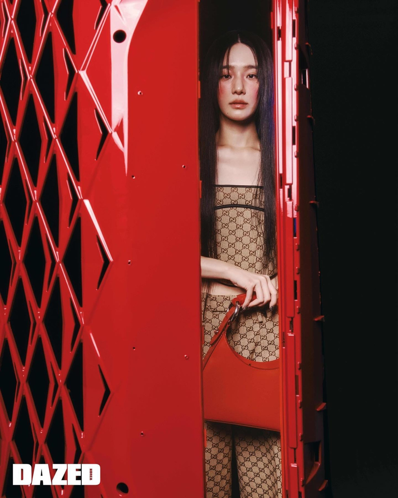 Park Gyu Young lăng xê tông màu nhận diện mới của Gucci trong loạt hình tạp chí.