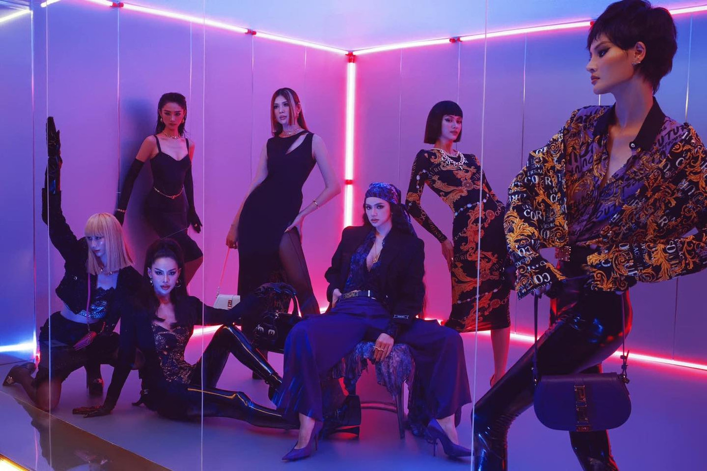 Bộ hình của team Hương Giang chất chơi với loạt trang phục đến từ nhà mốt Versace.