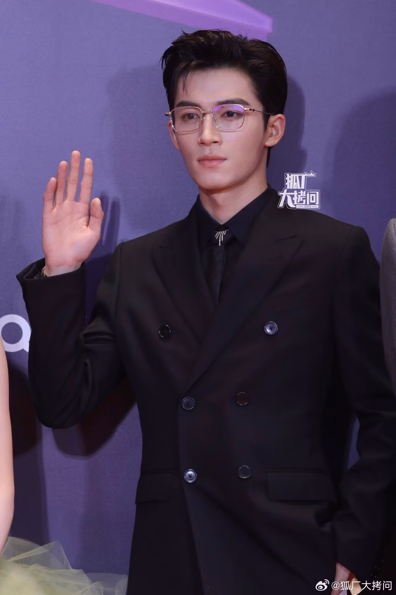 Nam thần mới nổi Vương Tinh Việt tạo điểm nhấn với gọng kính kim loại.