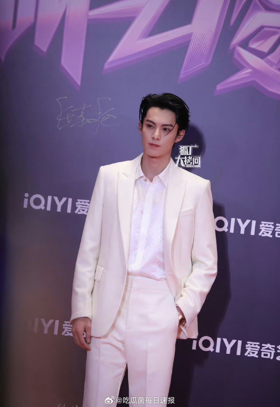 Vương Hạc Đệ điển trai tại sự kiện. Nam chính Dĩ Ái Vi Doanh là nghệ sĩ hiếm hoi diện nguyên cây suit trắng tại thảm đỏ. Vương Hạc Đệ điển trai tại sự kiện. Nam chính Dĩ Ái Vi Doanh là nghệ sĩ hiếm hoi diện nguyên cây suit trắng tại thảm đỏ.