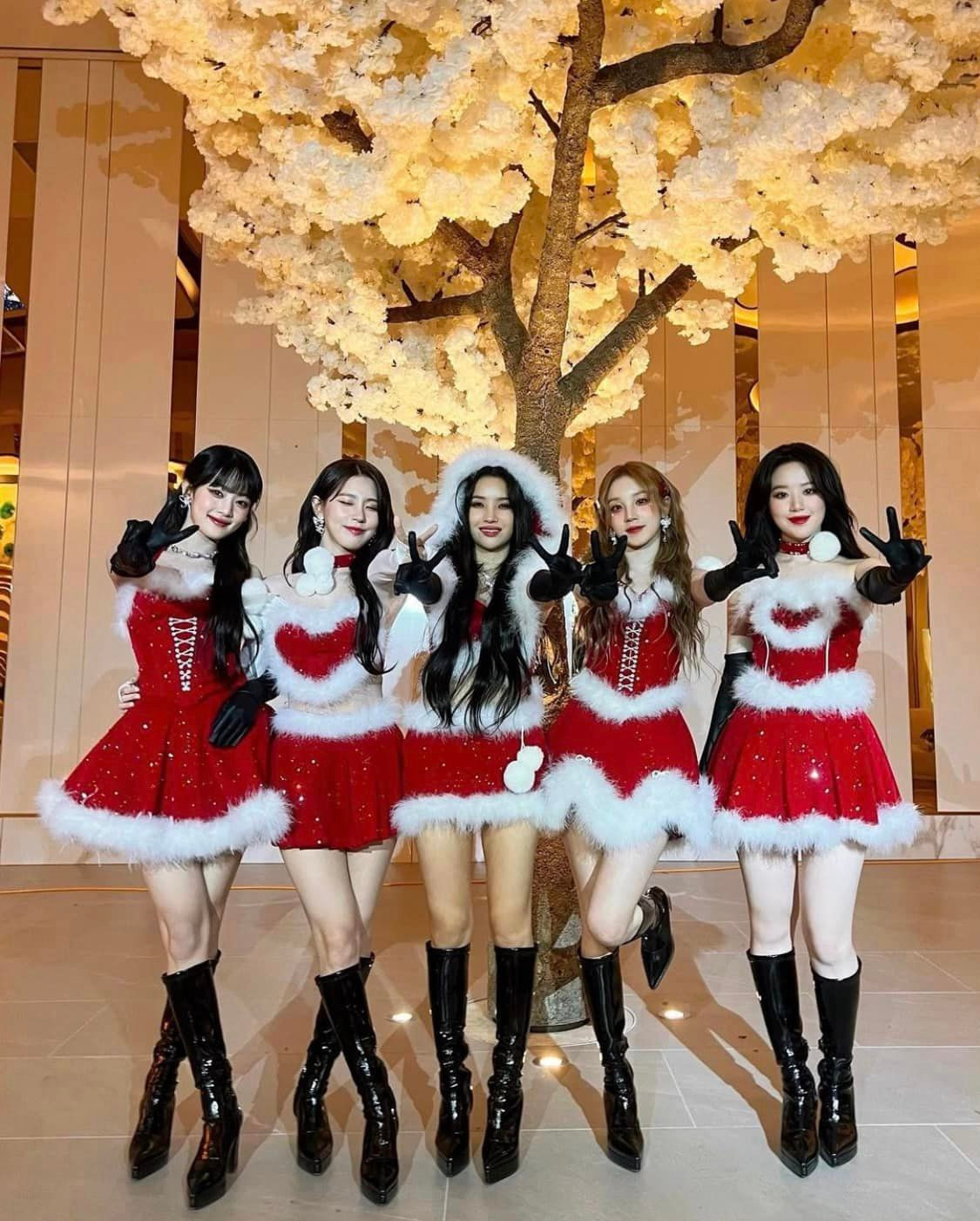 Trong sự kiện cuối năm SBS Gayo Daejeon 2023, (G)I-DLE tiếp tục khiến người hâm mộ bất ngờ khi diện thiết kế riêng đến từ OnOn Made.