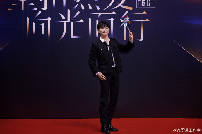 Giọng ca &quot;quốc bảo&quot; của làng nhạc Trung, Châu Thâm trẻ trung tại sự kiện với trang phục đen.