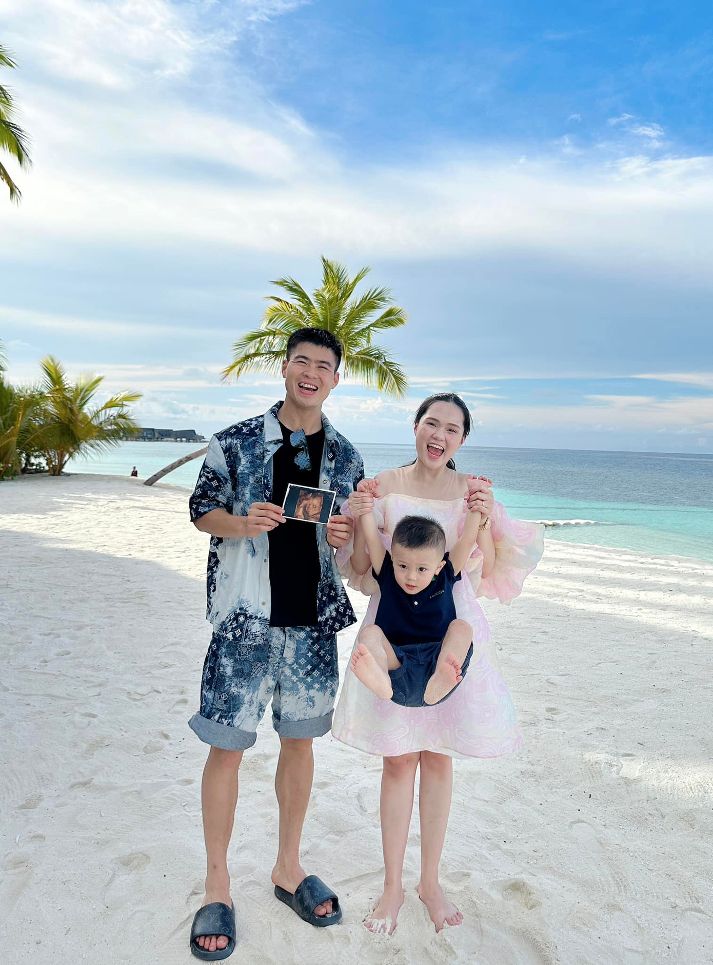 Sau 3 năm về chung một nhà, cặp đôi Duy Mạnh - Quỳnh Anh chào đón thêm 2 thành viên mới. Sau 3 năm về chung một nhà, cặp đôi Duy Mạnh - Quỳnh Anh chào đón thêm 2 thành viên mới.