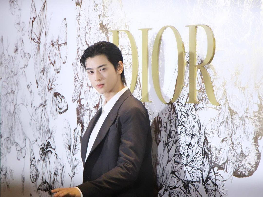 Mỹ nam Hàn Quốc Cha Eunwoo duy trì phong độ điển trai trong bộ suit lịch lãm.