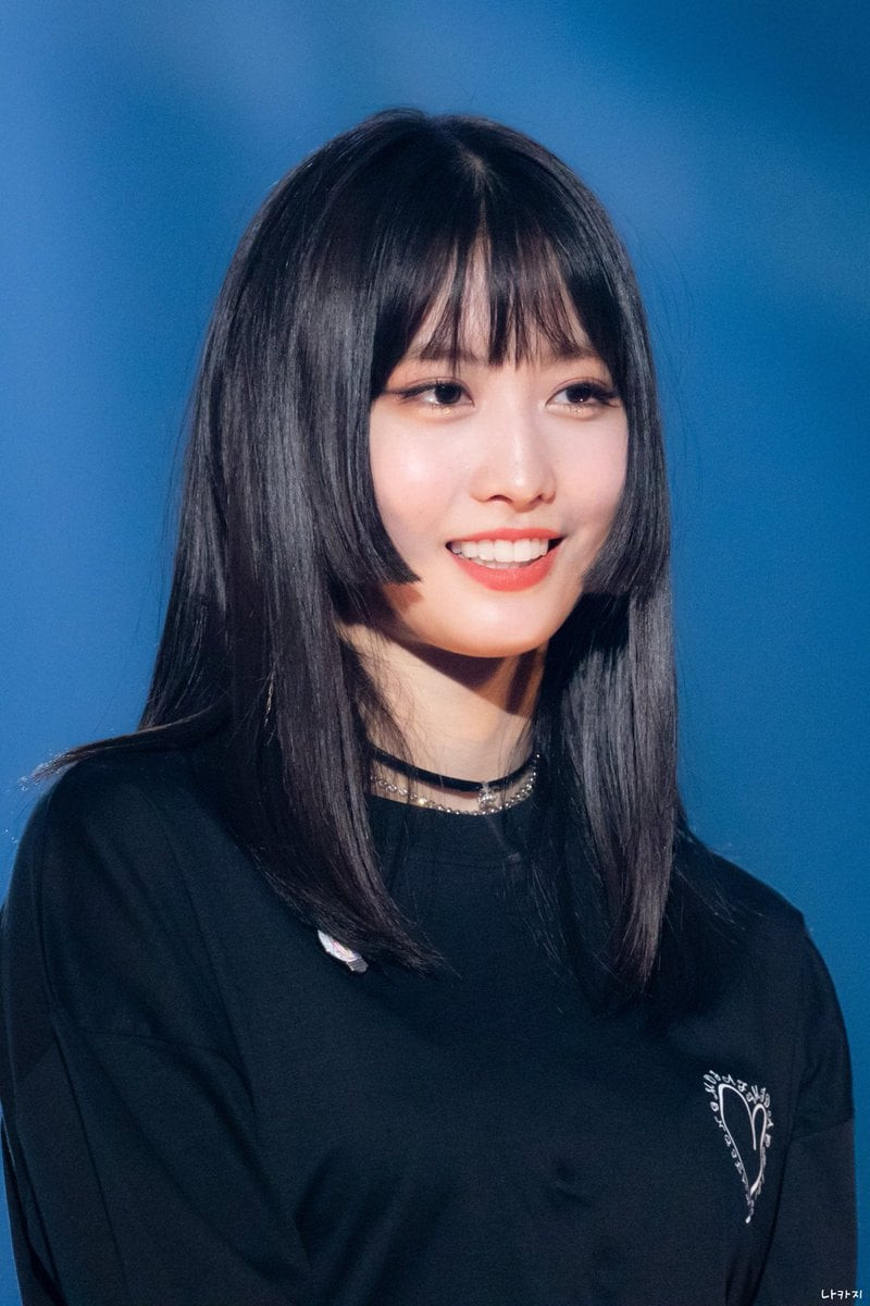Momo TWICE nổi tiếng với công chúng nhờ kiểu tóc đặc trưng đến từ quê hương của nữ idol.