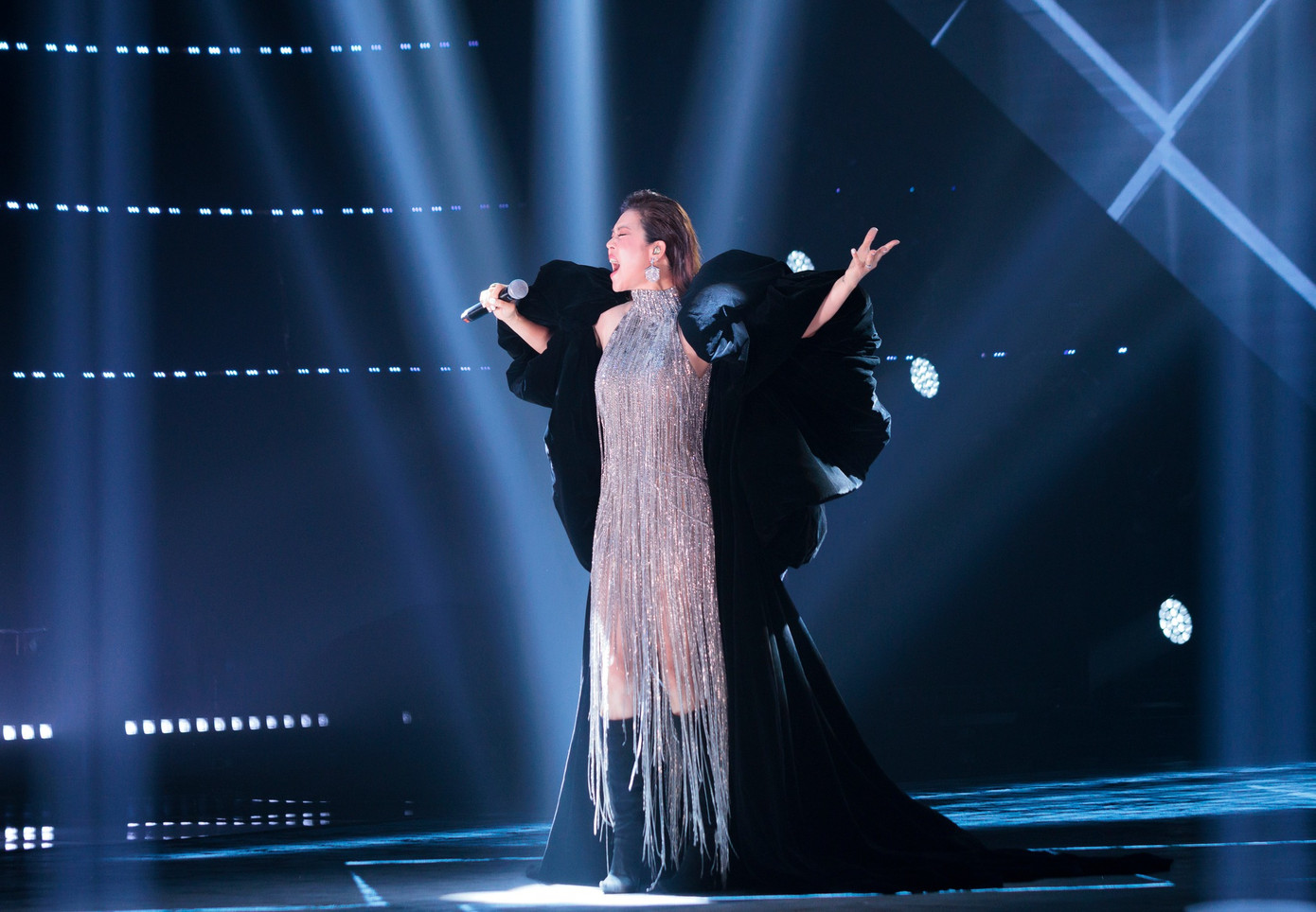 "Chị đẹp" Thu Phương xuất hiện ấn tượng với đầm đính kết lấp lánh, cùng áo choàng đen hoành tráng làm điểm nhấn. "Chị đẹp" Thu Phương xuất hiện ấn tượng với đầm đính kết lấp lánh, cùng áo choàng đen hoành tráng làm điểm nhấn.