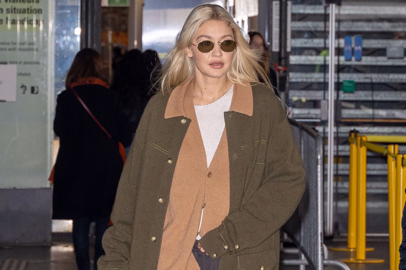 Gigi Hadid dạo phố với trang phục mang hơi hướng ông ngoại, trông rất thoải mái.