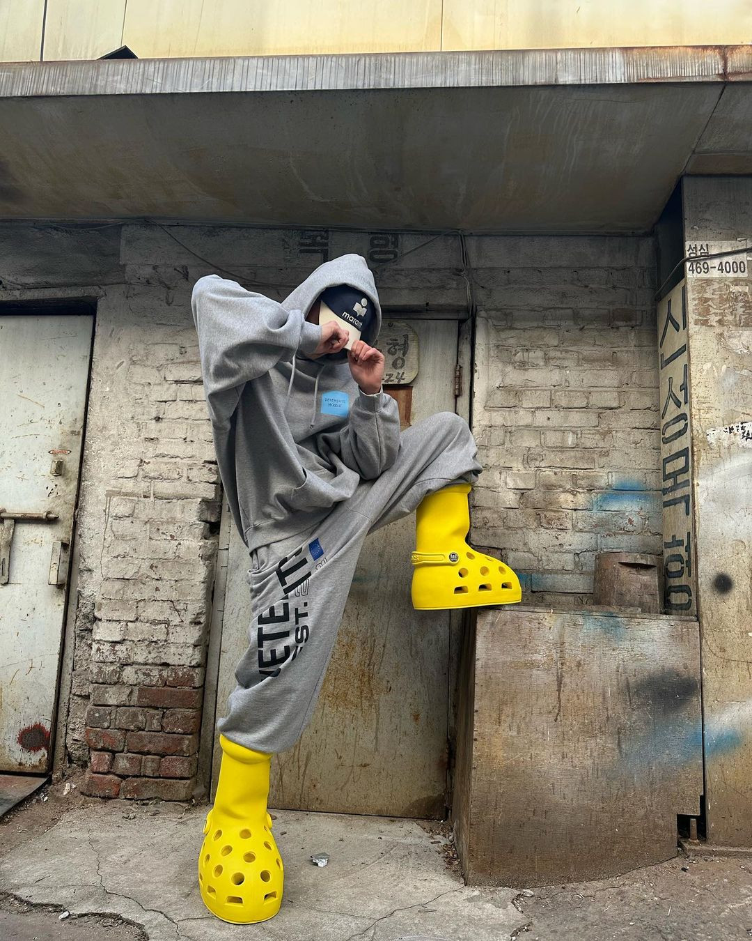 Taeyong NCT siêu ngầu trong thiết kế ủng độc đáo này.